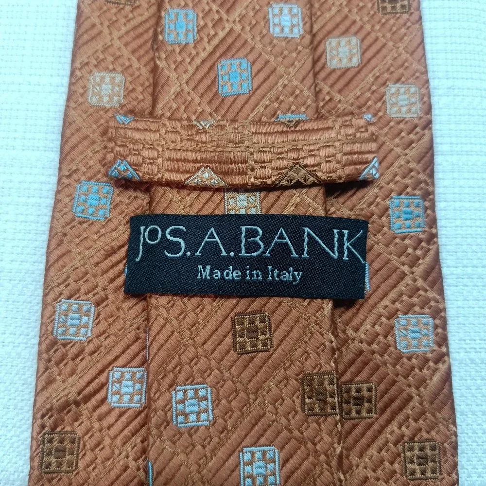 Jos A Bank Orange Peach Geometric Print Italian Made 100% Silk Tie‎ 60in